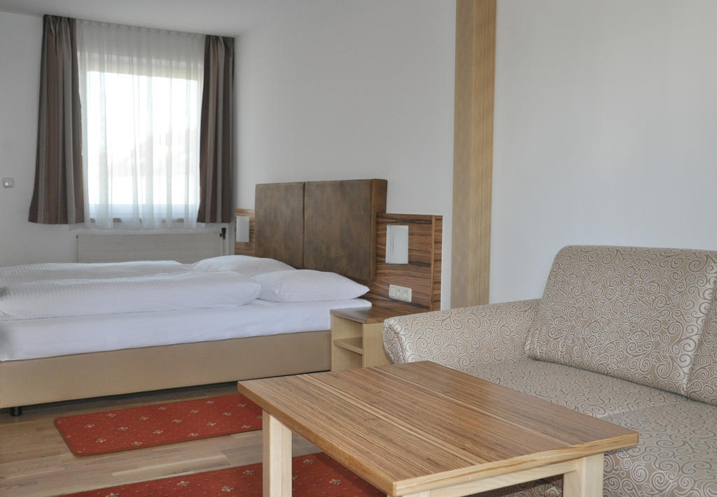 Hotel Almtalerhof تارون الغرفة الصورة
